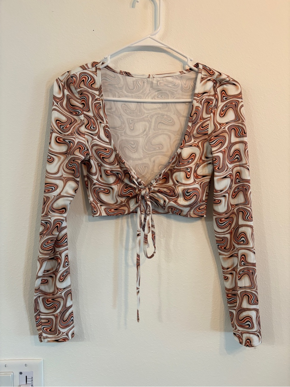 Tie-Front Long Sleeve Crop Top in Brown Swirl